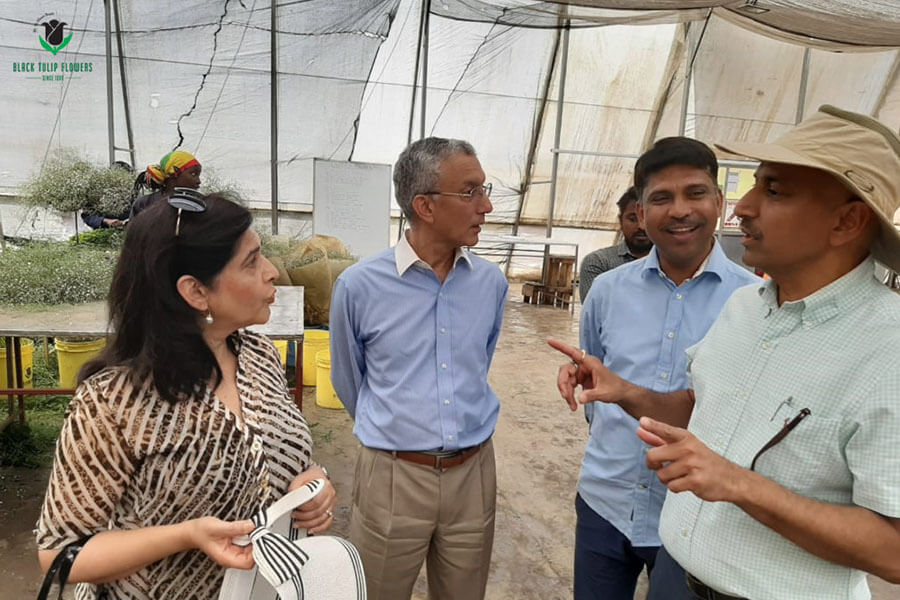 Mr. Avinash Mokate, Mr. Mohan Choudhery His Excellency Rahul Chhabra, Kavita Chhabra (R-L)